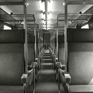 151747 Interieur van het Bk-rijtuig (2e klasse) van een electrisch treinstel Mat. 1954 (plan F) van de N.S. te Arnhem.